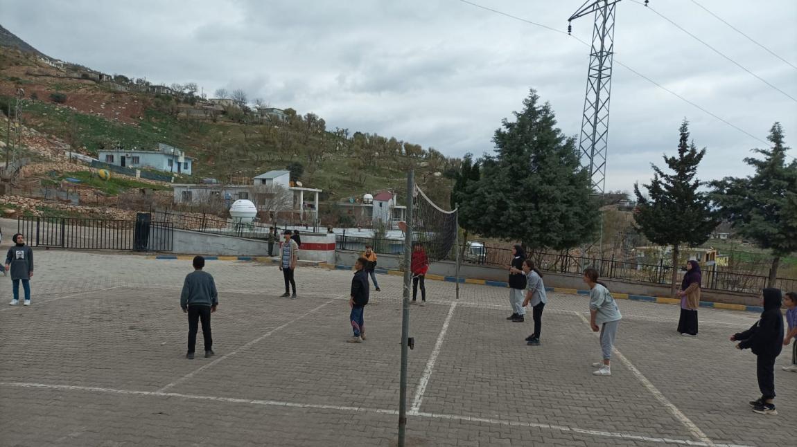 Sportif etkinlikler kapsamında Voleybol kurslarımız devam ediyor. 